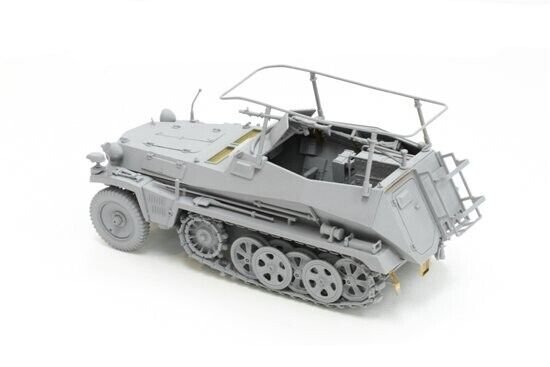 Dragon 6911 1/35 Sd.Kfz.250/3 "Greif" Rommel's Command Half-Track Sd.Kfz.250/Z - Image 8