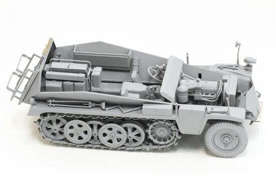 Dragon 6911 1/35 Sd.Kfz.250/3 "Greif" Rommel's Command Half-Track Sd.Kfz.250/Z - Image 11