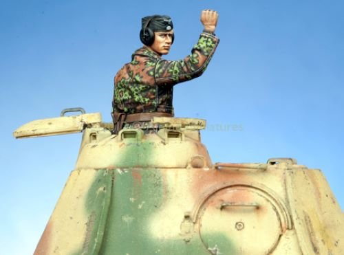 Alpine Miniatures 35139 1/35 WSS Panzer Commander #1 - Image 4